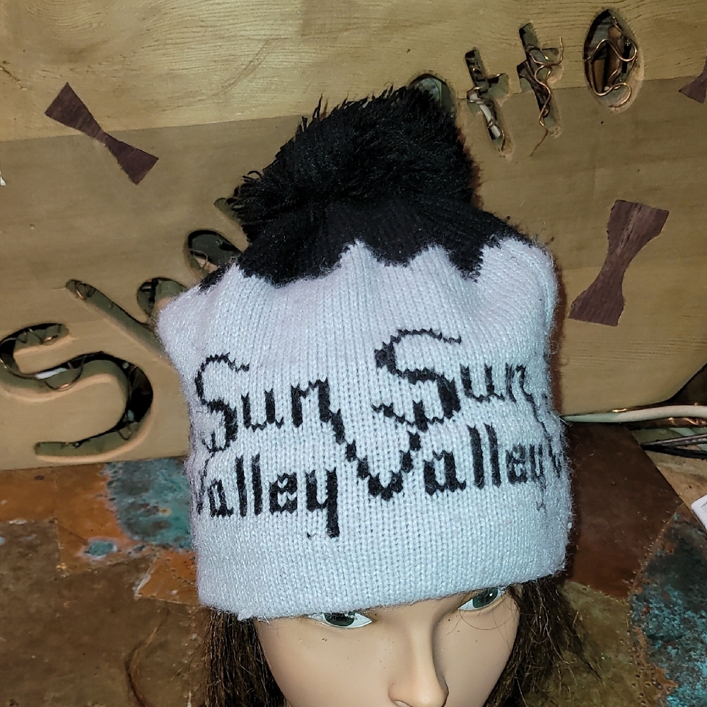 Vintage. Sun Valley, Idaho. Poof Ball Beanie/ski Cap. One Size Fits Most